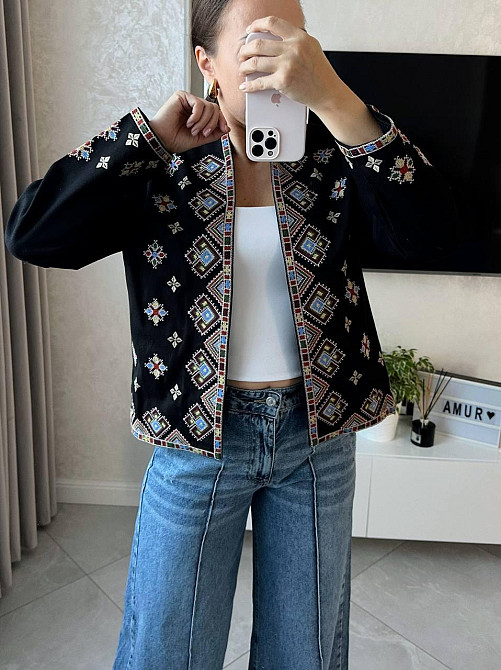 Женский стильный вышитый пиджак без застежки Черный Одесса - изображение 2