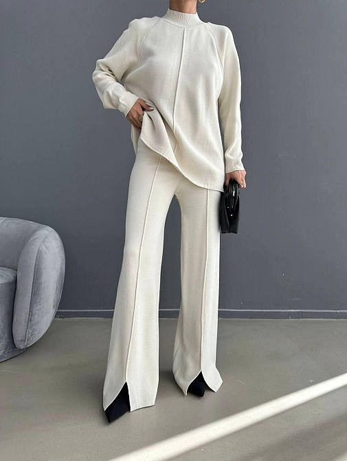 Женский базовый теплый брючный костюм двойка: свитер и штаны машинная вязка Молочный Одесса - изображение 1