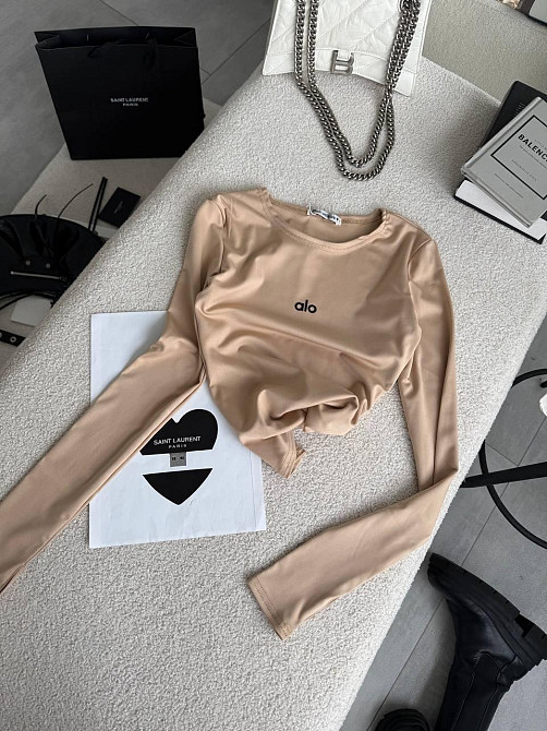 Стильный женский базовый лонгслив с надписью и вырезом под пальчик микродайвинг беж Одесса - изображение 6