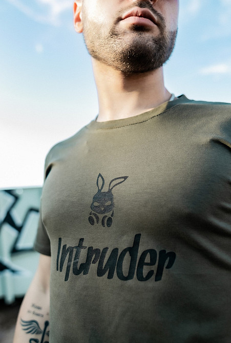 Чоловіча футболка Intruder Bunny бавовна c лого та написом класична однотонна Туреччина хакі Одеса - фото 4