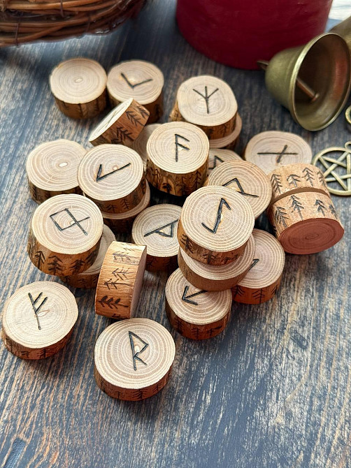 Скандинавские руны из ясеня ручной работы 