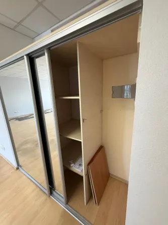 Здам офіси в центрі міста. Барикадна. 1 велкий кабінет з Трьома вікнами. 3-поверх , Гарний ремонт, красиві офіси (всі фото відповідають дійсності) Кан Дніпро