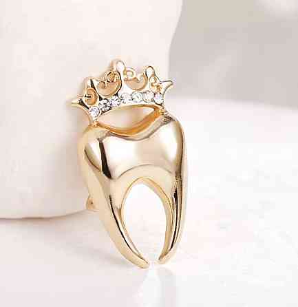 Брошка зуб із короною золота зі стразами, значок стоматологічний подарунок лікарю Київ