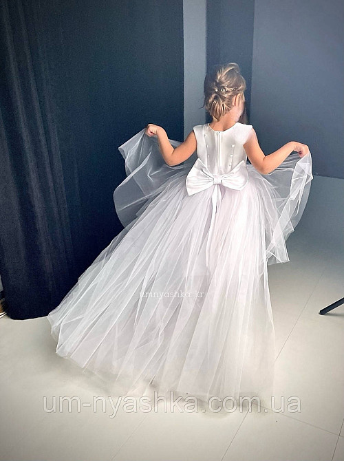 Белое платье со съёмным шлейфом 116-128 Кривой Рог - изображение 1