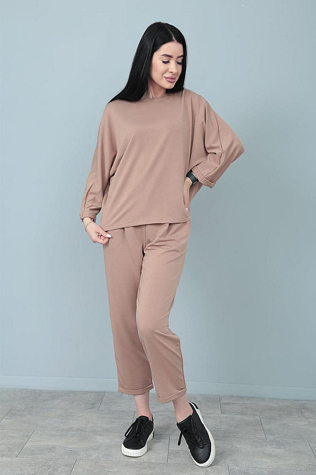 Прогулочный костюм свободного кроя 