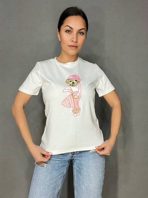 Футболка жіноча A-N 26009 нашивка ведмедик балерина попереду однотонна середня довжина базова one size, білий, one size Київ - фото 8
