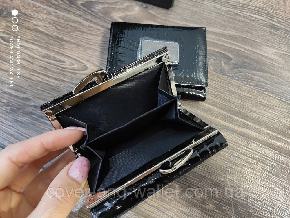 Маленький лаковий жіночий гаманець з натуральної шкіри чорного кольору Nicole Київ - фото 7