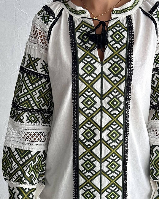 Женская современная вышиванка в традиционном стиле с зеленой вышивкой домотканый лен Одесса - изображение 2
