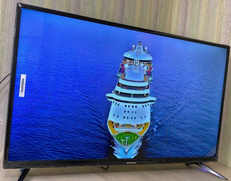 Тонкий телевизор Samsung Smart TV 42