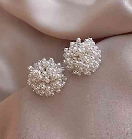 Серьги жемчужные белые объемные пусеты с бусинами крупные серьги шарики стильные женские Киев