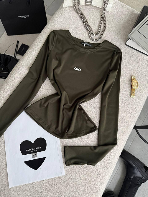 Стильный женский базовый лонгслив с надписью и вырезом под пальчик микродайвинг Хаки Одесса - изображение 5