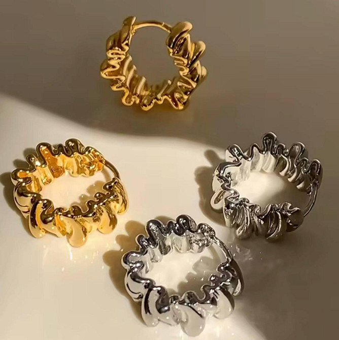 Сережки кільця золотисті фактурні, мінімалістичні сережки обручі, стильні жіночі сережки Київ - фото 4