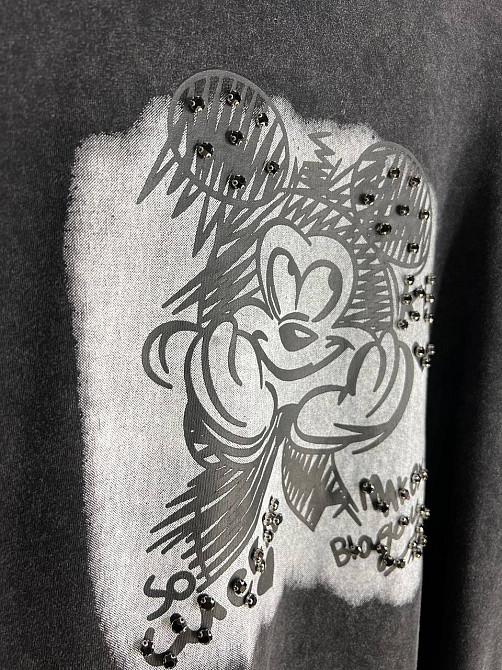 Футболка жіноча A-N 25008 оверсайз подовжена варена тай дай принт Міккі маус попереду з камінчиками one size, чорний, one size Київ - фото 17