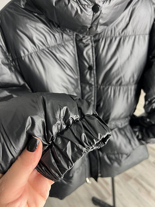 Куртка жіноча Fashion 2401 глянцева подовжена з капюшоном пояс шнурок чорна, чорний, L Київ - фото 12