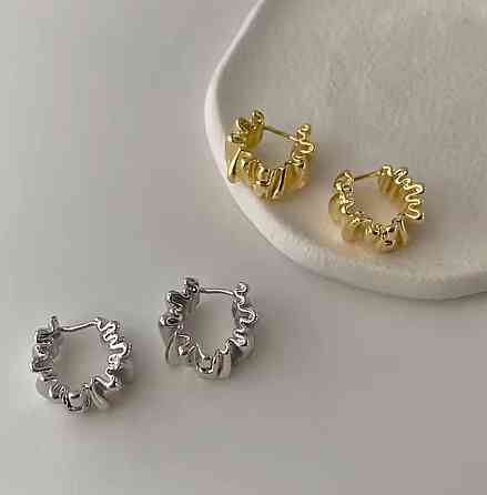 Сережки кільця золотисті фактурні, мінімалістичні сережки обручі, стильні жіночі сережки Київ