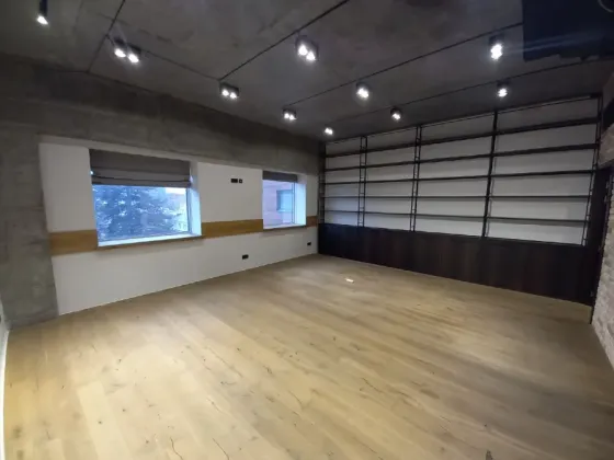 Офіс з гарним ремонтом, 4 поверх Самий центр міста (вул Шевченка) Зручне планування, просторі кімнати (див. план) Дніпро