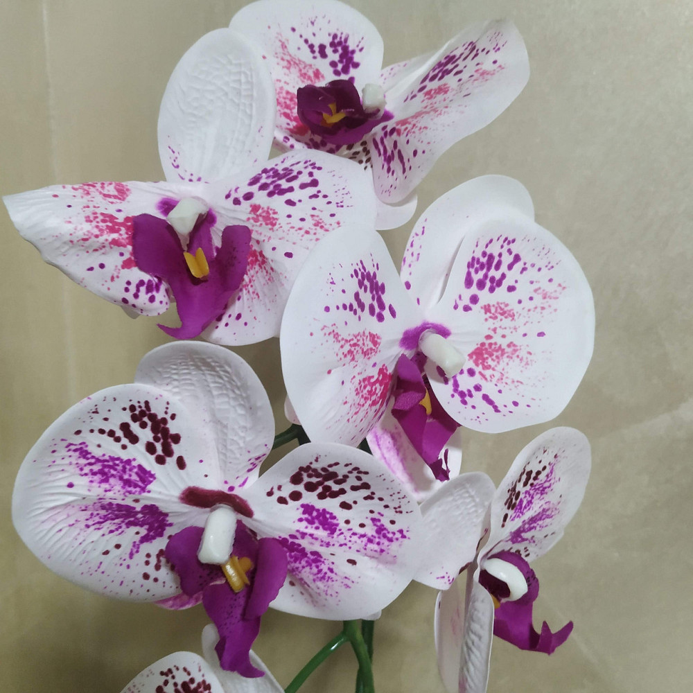 Штучна латексна орхідея VIP у білому керамічному кашпо на одну гілку біло-бузкова Дніпро - фото 2