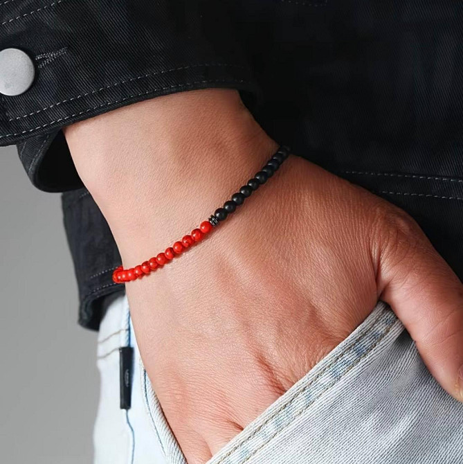 Браслет з оніксу та фарбованого говліту 4 мм на еластичній нитці, унісекс мінімалізм Київ - фото 3