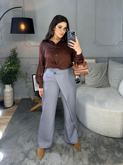 Женские прямые брюки с эффектным асимметричным запахом спереди из костюмной ткани Серый, 54/56 Одесса - изображение 6