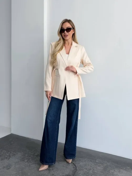 Женская куртка с ремнём и плечами — это базовый пиджак для стильного образа Одесса - изображение 4