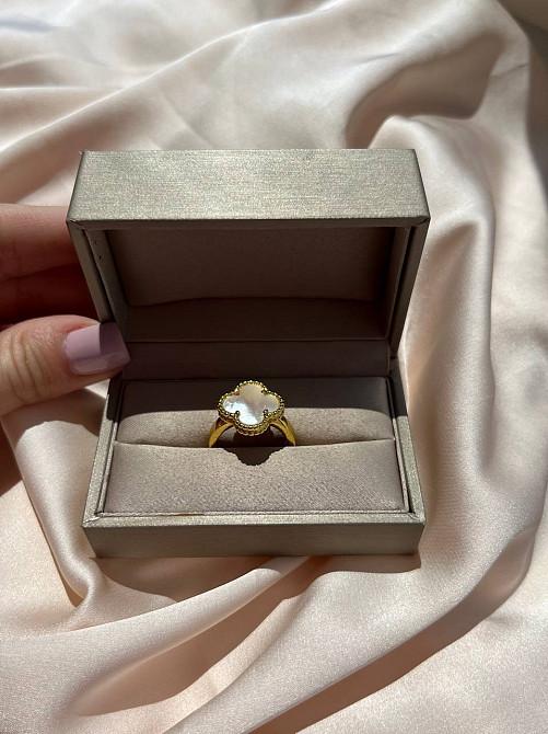 Van Cleef кольцо перламутр позолота 18 К / кольцо клевер белое в золоте Одесса - изображение 3