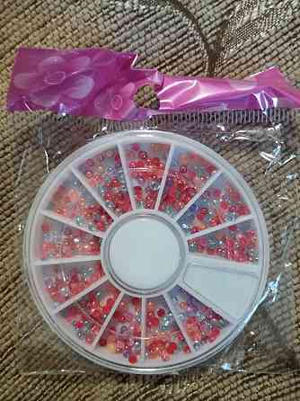 Різнокольорові стрази на нігті Київ