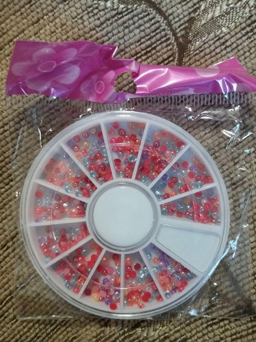 Різнокольорові стрази на нігті Київ - фото 1