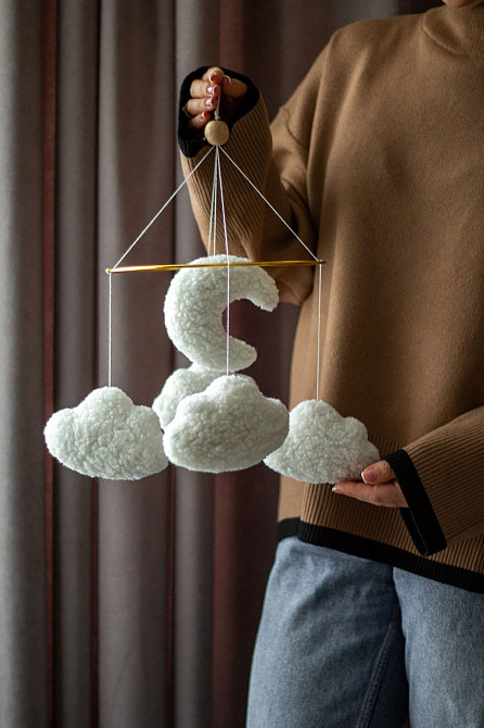 Дитячий мобіль на ліжечко для немовлят ручної роботи WooolyWool «Хмари букле» Київ - фото 2