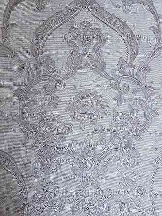 Шпалери метрові вінілові на флізелін Grandeco Poem вензелі структурні сріблясті на білому Київ
