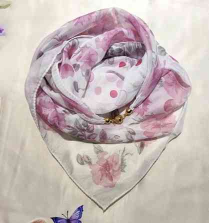 Набір подарунковий: шарф з магнітною застібкою, мило-букет і брошка знак зодіаку в подарунковій коробці Рожевий Сміла