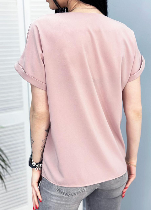 Женская блузка с вырезом и коротким рукавом 