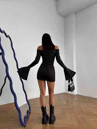 Жіноча вчірня приваблива міні сукня з відкритими плечима та ефектними розкльошеними рукавами Одеса