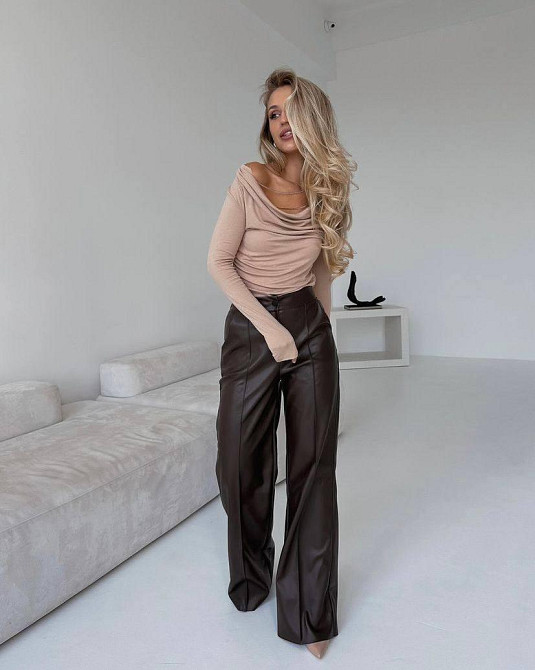 Женские базовые брюки на высокой посадке из эко-кожи Шоколад, 42/44 Одесса - изображение 4