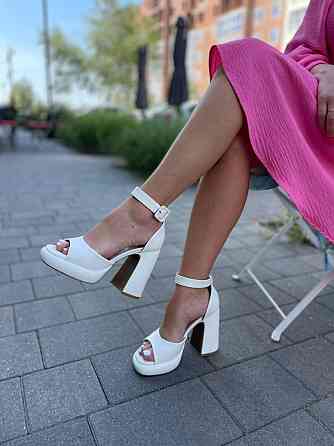 Meideli Модні жіночі босоніжки літні білі на товстому каблуці з відкритим носком з еко-шкіри ME Коломыя