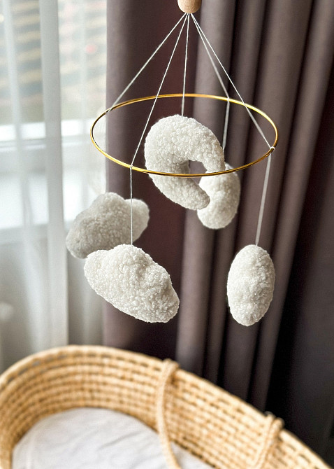 Дитячий мобіль на ліжечко для немовлят ручної роботи WooolyWool «Хмари букле» Київ - фото 1