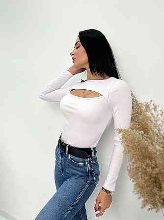 Трикотажна кофтинка з розрізом на грудях "Kiss" оптом I Батал 50, Білий Київ