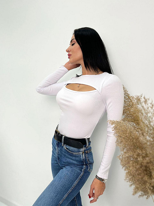 Трикотажна кофтинка з розрізом на грудях "Kiss" оптом I Батал 50, Білий Київ - фото 6