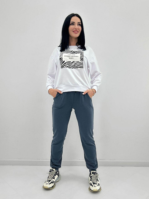 Трикотажный спортивный костюм с принтом 