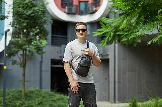 Компактная черная кожаная мужская сумка-слинг с отделениями на молнии стильная сумка рюкзак на одно плечо Киев