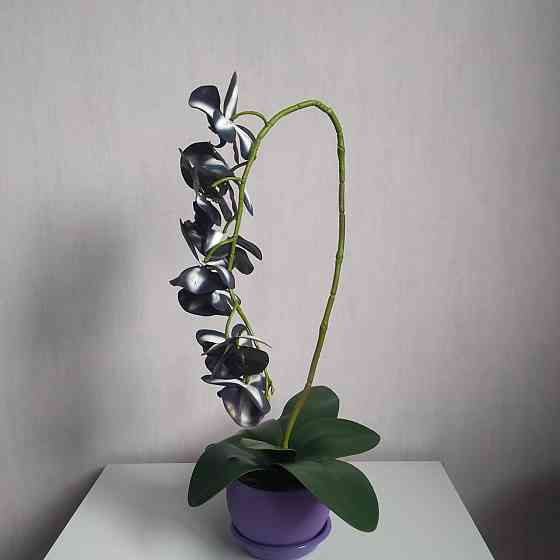 Штучна латексна орхідея VIP в бузуковому керамічному кашпо на одну гілку фіолетова Дніпро