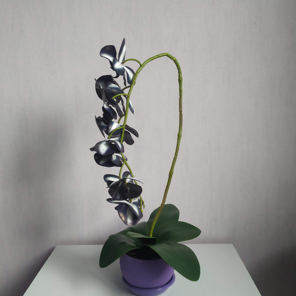 Штучна латексна орхідея VIP в бузуковому керамічному кашпо на одну гілку фіолетова Дніпро - фото 5