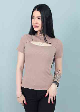 Футболка с вырезом 