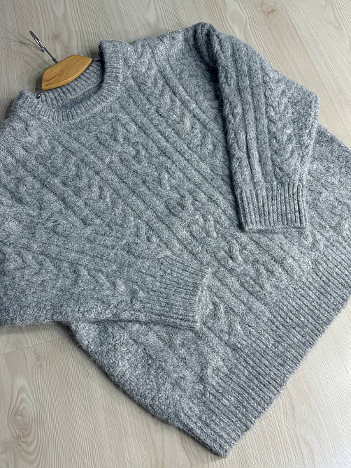 Свитер женский A-N 3324 оверсайз крупная вязка букле косы длинный one size, светло-серый, one size Киев - изображение 2