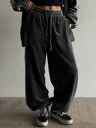 Женский костюм двойка: кофта и штаны в спортивном стиле с лампасами велюр Черный, 46/48 Одесса