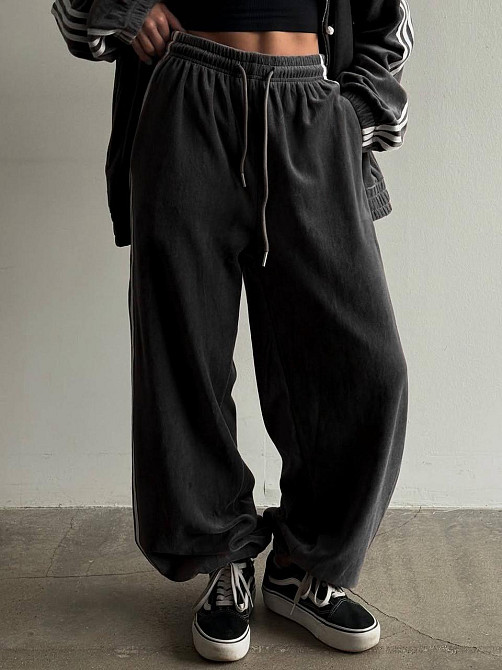 Женский костюм двойка: кофта и штаны в спортивном стиле с лампасами велюр Черный, 46/48 Одесса - изображение 4