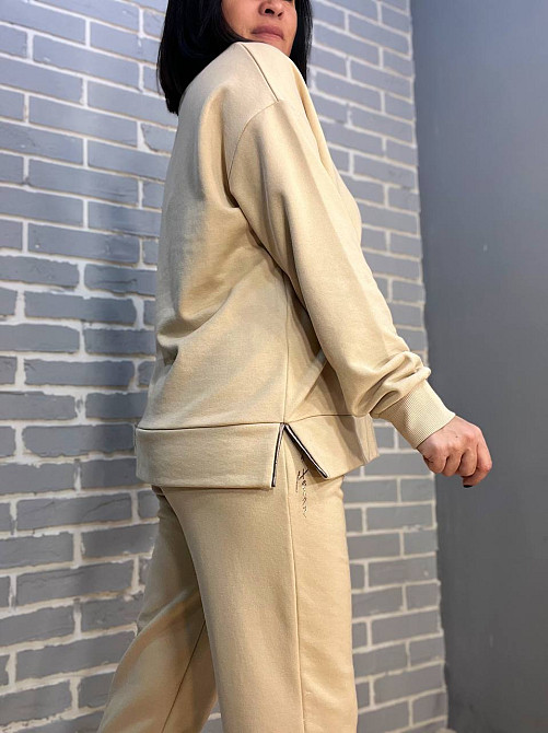 Костюм женский Joggy 8056-8057 брюки на резинке и свитшот с золотой надписью и разрезами по бокам бежевий, бежевый, XS Киев - изображение 8