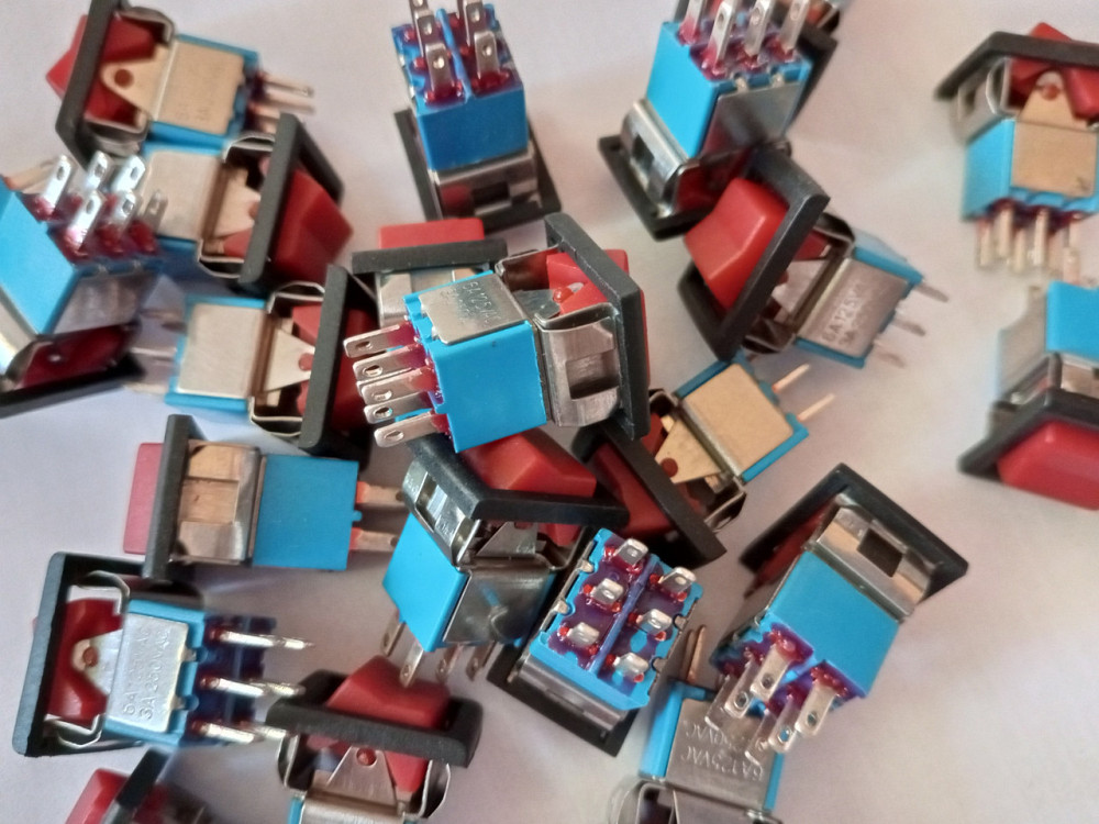 Тумблер с клавишей RLS-202-E5 (ON-ON) 6-и контактный, 3A, 250VAC, красный Полтава - изображение 1