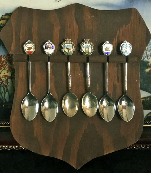 Полка для коллекции ложек 