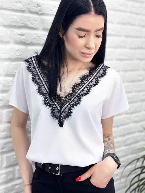 Жіноча блузка з вирізом та мереживом "Brenda" оптом | Батал Білий, 50-52 Київ - фото 3