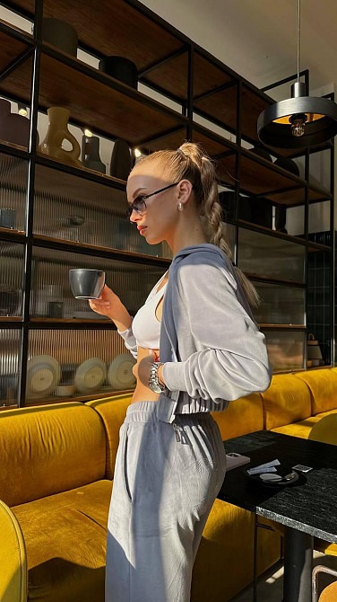 Женский стильный костюм двойка в стиле спорт шик со стразами на ягодицах велюр Серый, 42/44 Одесса - изображение 4